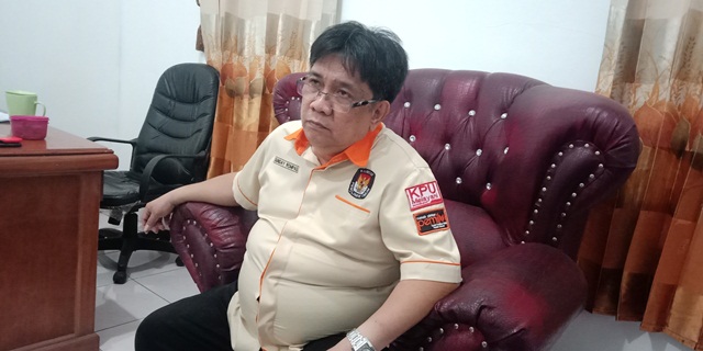 ketua-kpu-manado-sunday-rompas-12.jpg