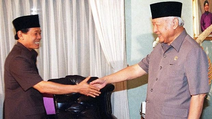 ketua-mprdpr-ri-1998-harmoko-minta-soeharto-mundur-dari-jabatan-presiden-firasat-soeharto-lengser.jpg