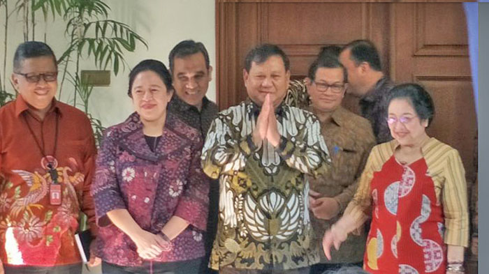 Megawati, Puan dan Prananda Sambut Prabowo di Teras Rumah, Hasto dan Pramono Ikut Menyambut