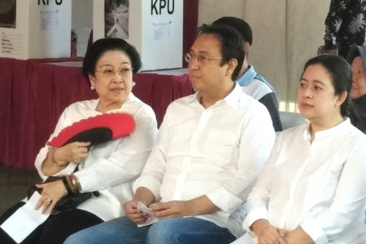 ketua-umum-pdi-perjuangan-megawati-soekarnoputri-bersama-dengan-putraputrinya.jpg