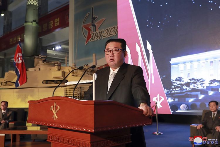 kim-jong-un-saat-berpidato-dalam-pameran-sistem-persenjataan-di-pyongyang.jpg