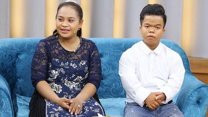 Kisah Cinta Pria Bertubuh Mungil dengan Dokter Cantik, Awalnya Ditolak Mertua Kini Hidup Bahagia