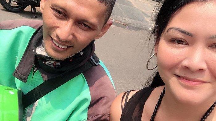 Kisah Inspiratif Melanie Subono, Sendal Jepit yang Mengubahkan Kehidupan Pengemudi Ojek Online