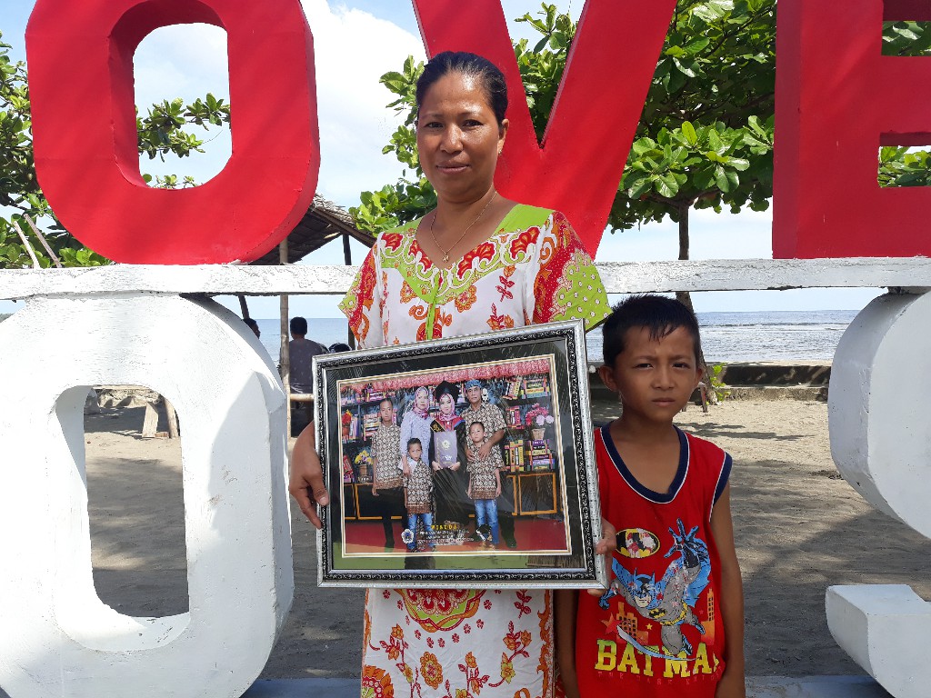 Kisah Pasutri Penjaga Pantai Modisi yang Berhasil Sekolahkan Anak Hingga Jadi PNS