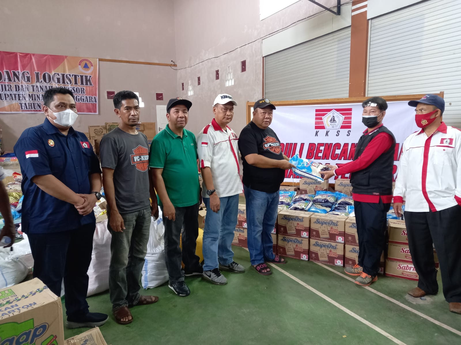 kkss-sulut-menyerahkan-bantuan-kepada-korban-bencana.jpg