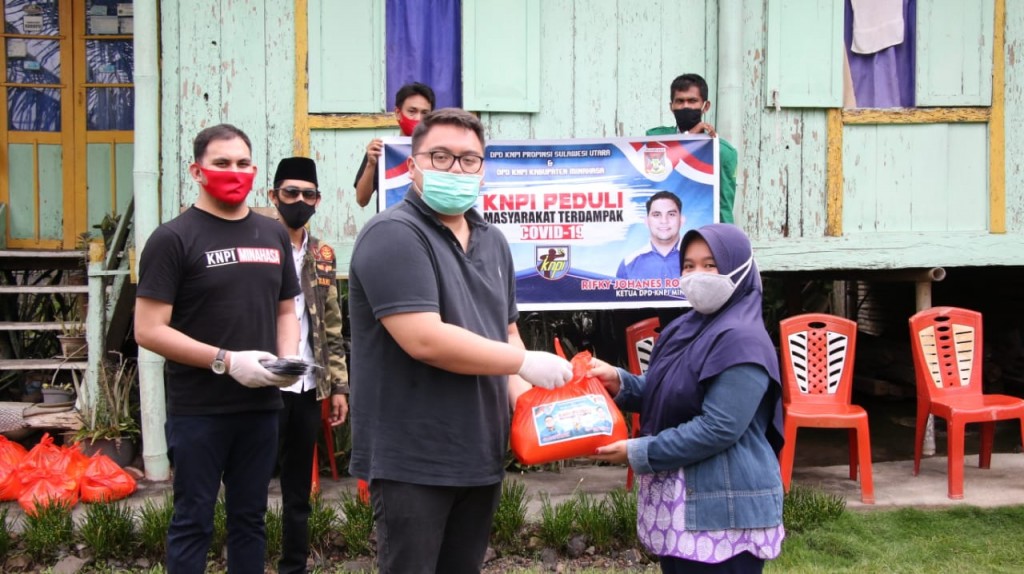 knpi-minahasa-bersama-iwwm-minahasa-berbagi-sembako-kepada-warga-terdampak-covid-19.jpg