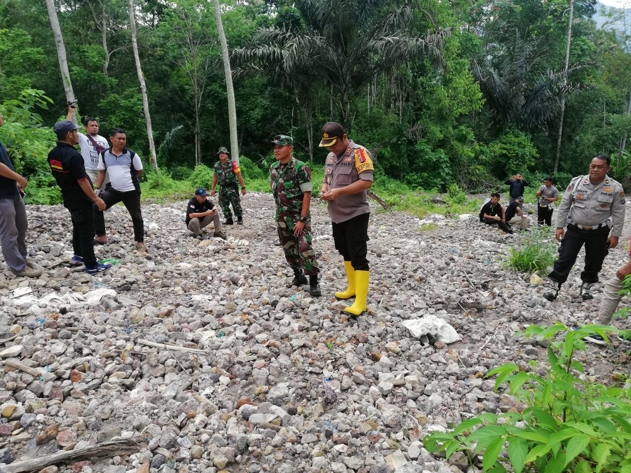 kodim-bolmong-dampingi-polres-kotamobagu-lakukan-penutup-tambang-peti-bakan.jpg