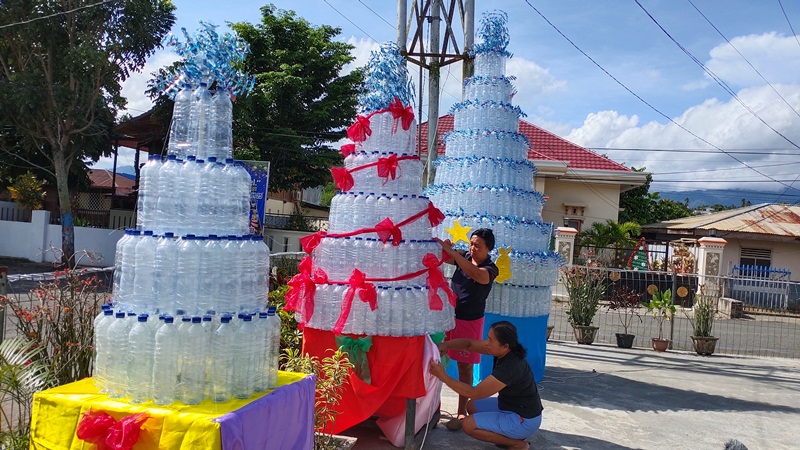 Kolom 25 GMIBM Jemaat Pusat Kotamobagu Buat Pohon Natal dari Botol Bekas