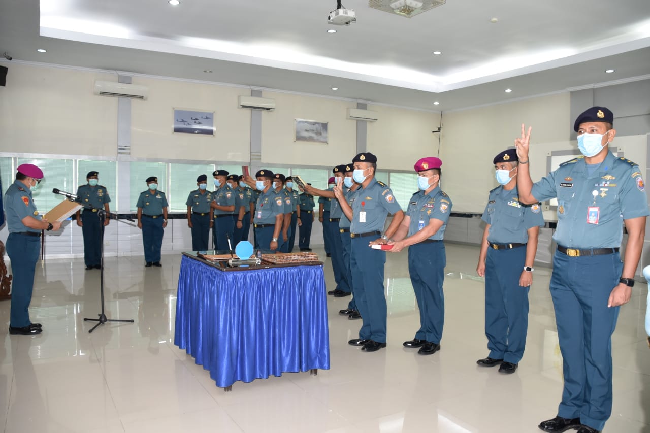 Tetap Jaga Jarak dan Gunakan Masker, Danlantamal VIII Pimpin Sertijab Empat Kepala Dinas