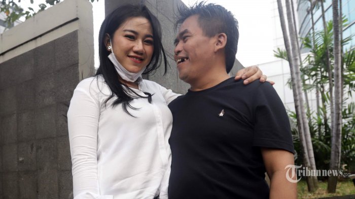 komedian-bopak-castello-bersama-sang-istri-gita-resya-56956067.jpg