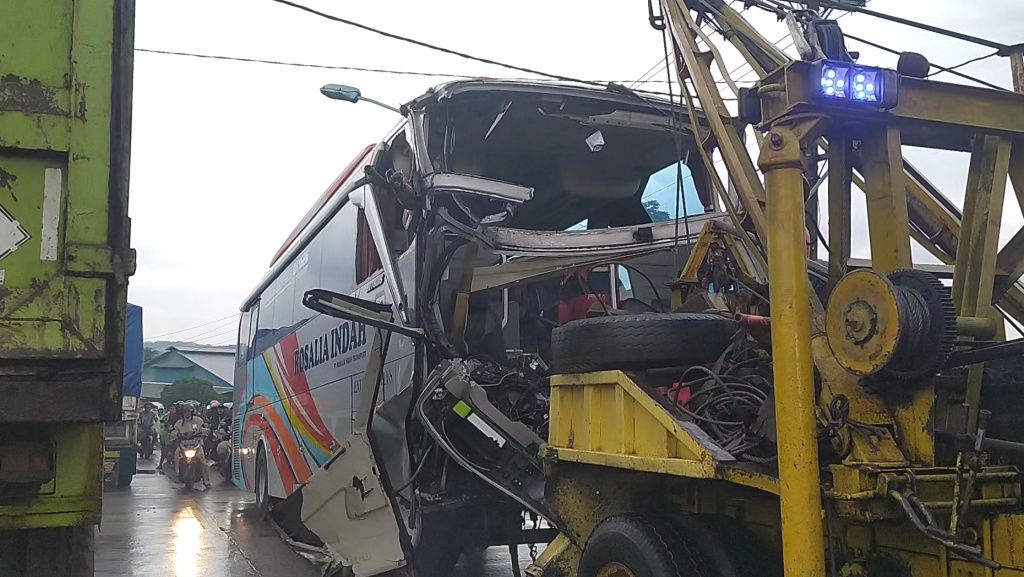 kondisi-bus-po-rosalia-indah-yang-mengalami-kecelakaan-lalu-lintas-di-jalan-lingkar-bumiayu-brebes.jpg