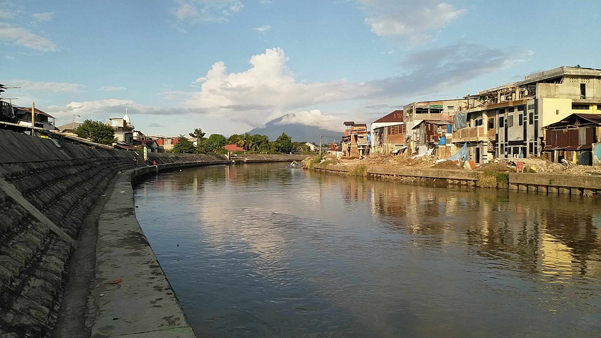 kondisi-daerah-bantaran-sungai-das-tondano-di-sepanjang-kecamatan-singkil-hingga-sindulanghgfh.jpg