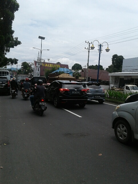 Penumpang Turun Makan dan Minum, Sebagian Kendaraan Parkir di Tepi Jalan AA Maramis