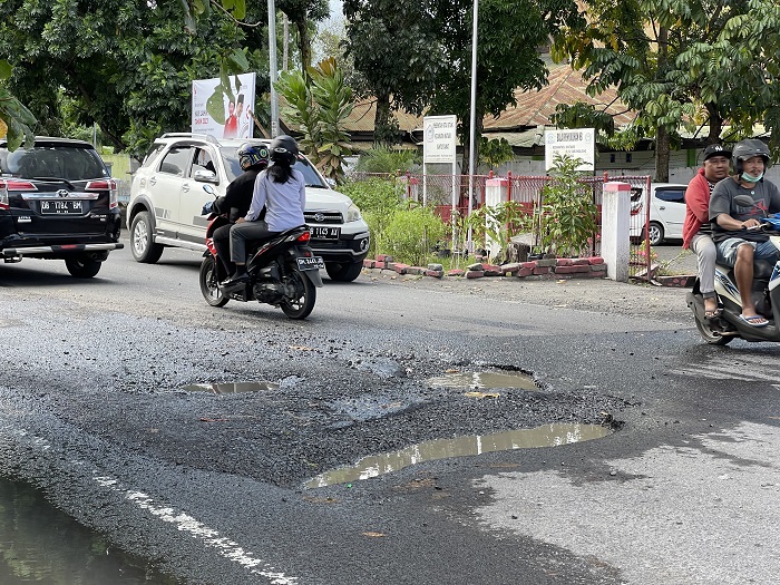 kondisi-jalan-rusak-di-dekat-kantor-camat-matuari-kota-bitung.jpg