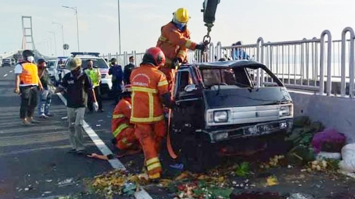 kondisi-kendaraan-saat-dievakuasi-petugas-di-jembatan-suramadu.jpg