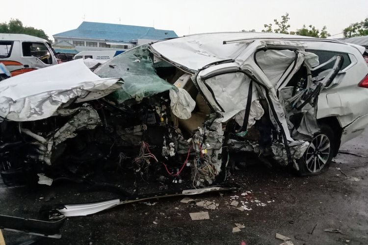 kondisi-kendaraan-yang-ditumpangi-keluarga-vanessa-angel-setelah-mengalami-kecelakaan-tunggal.jpg