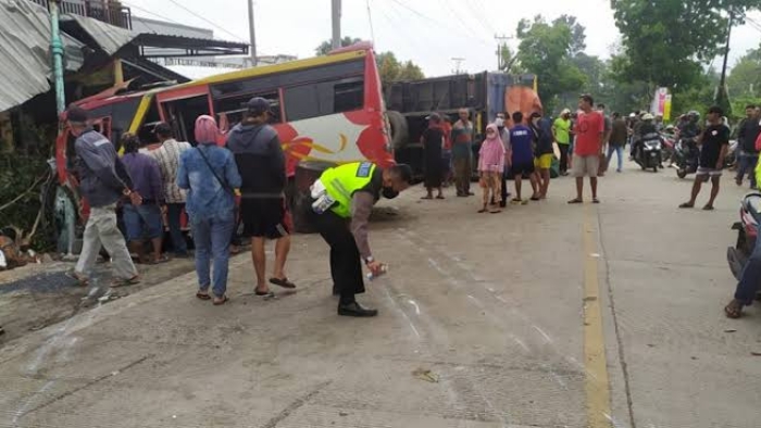 Kecelakaan Maut Tadi Pukul 06.00 WIB, Seorang Penumpang Tewas, Truk Rem Blong Tabrak Mikrobus