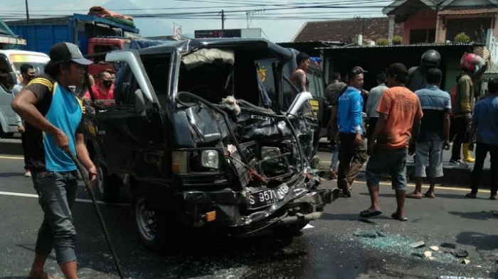 kondisi-mobil-pikap-yang-terlibat-kecelakaan-mengalami-rusak-berat.jpg