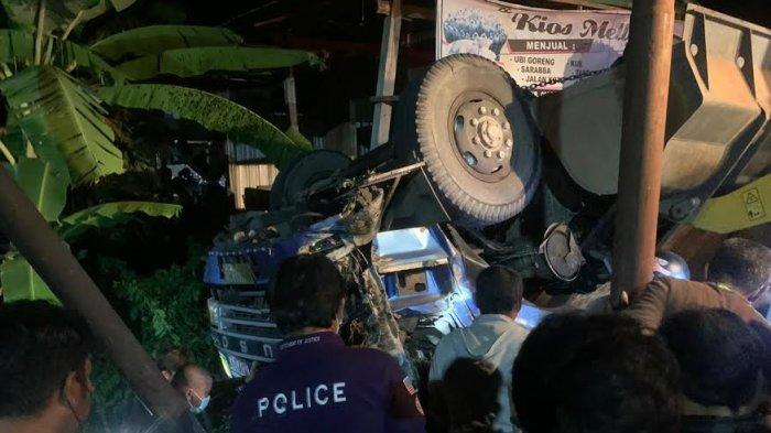 Kecelakaan Maut, Sopir dan Penumpang Wanita Tewas di Lokasi, Truk Alami Rem Blong Hingga Terbalik