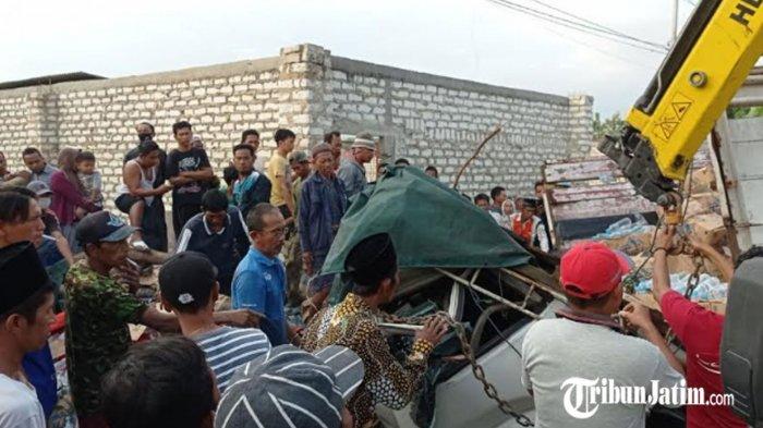kondisi-mobil-truk-usai-menabrak-pohon-di-jalan-raya-pamekasan-sumenep.jpg