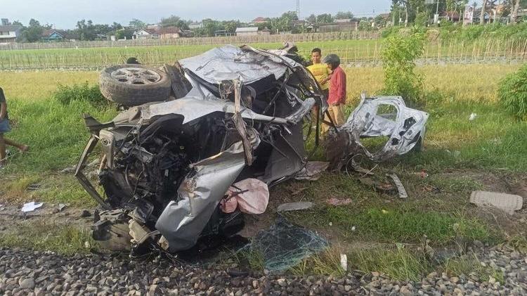 Kecelakaan Maut, 2 Orang Tewas, Mobil Tertabrak Kereta Api di Perlintasan Tanpa Palang Pintu