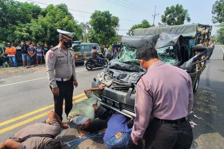 Kecelakaan Tadi Siang Pukul 11.45 WIB, Tabrakan Beruntun Bus Pikap Truk & Mobil, Sopir Brio Ngantuk