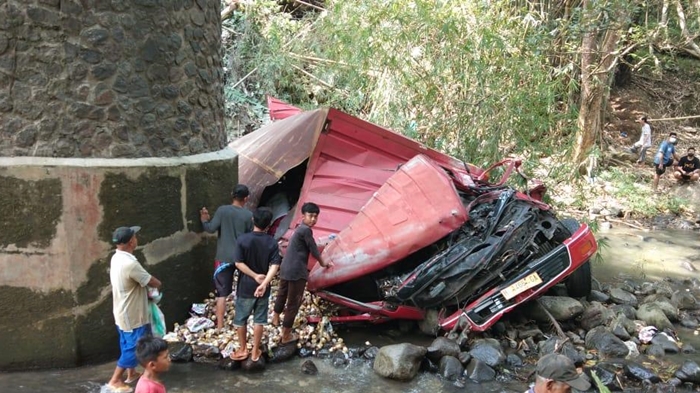 Kecelakaan Maut Tadi Pukul 09.30 WIB, Sopir Tewas Terjepit, Truk Masuk Jurang Sedalam 30 Meter