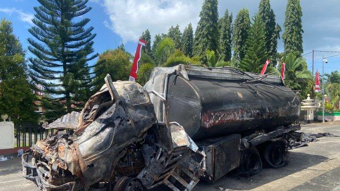 kondisi-truk-yang-terbakar-di-jalan-trans-sulawesi-desa-munte-minsel-uy78.jpg