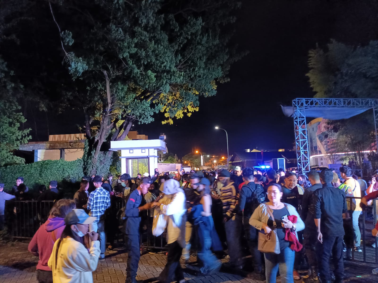 konser-secret-number-di-manado-diserbu-lockey-terus-berdatangan-dari-siang-hingga-malam.jpg