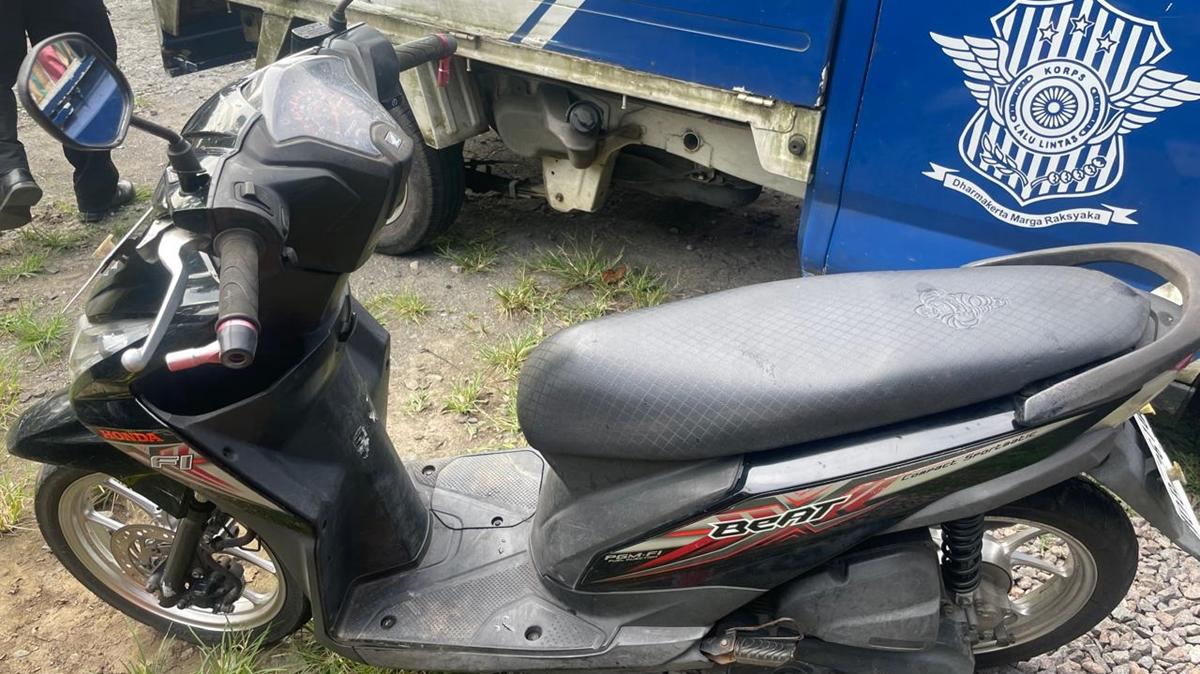 korban-kecelakaan-maut-yang-terjadi-ruas-jalan-di-Desa-Mapanget.jpg