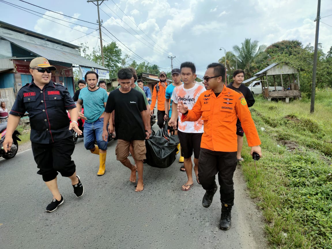 korban-saat-dievakuasi-oleh-tim-basarnas-dgdgfg.jpg
