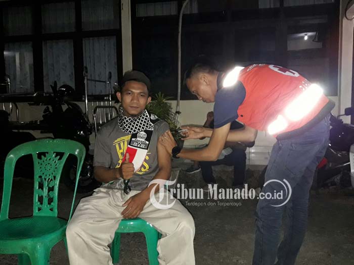 Sebelum Berangkat, Petugas Dinkes Suntik Relawan Dengan Vitamin Neurobion