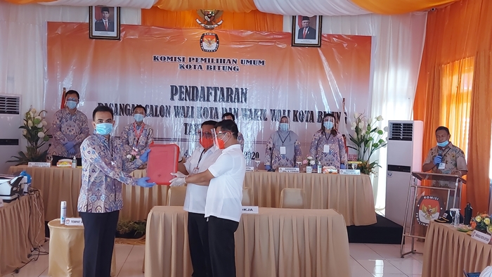 Berkas Maurits Mantiri-Hengky Honandar Lengkap, KPU Masih Tunggu Victorine Lengkong-Gunawan Pontoh