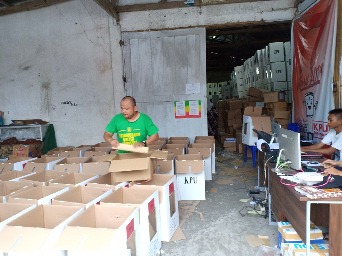 kpu-bolmong-temukan-37881-surat-suara-rusak.jpg