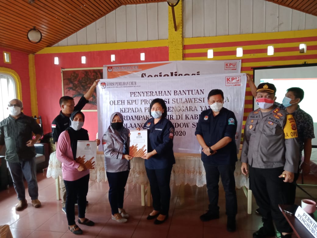 KPU Sulut Beri Santunan Penyelenggara Pemilu yang Terdampak Banjir di Bolsel