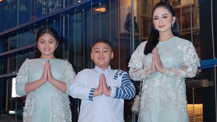 krisdayanti-dan-dua-anaknya.jpg