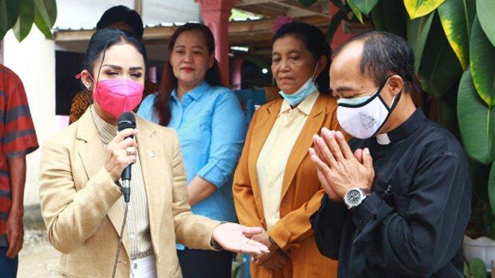 krisdayanti-saat-memberikan-bantuan-untuk-pembangunan-sebuah-gereja.jpg
