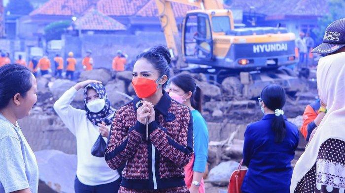krisdayanti-tinjau-kota-batu-yang-tertimpa-musibah-banjir-bandang.jpg