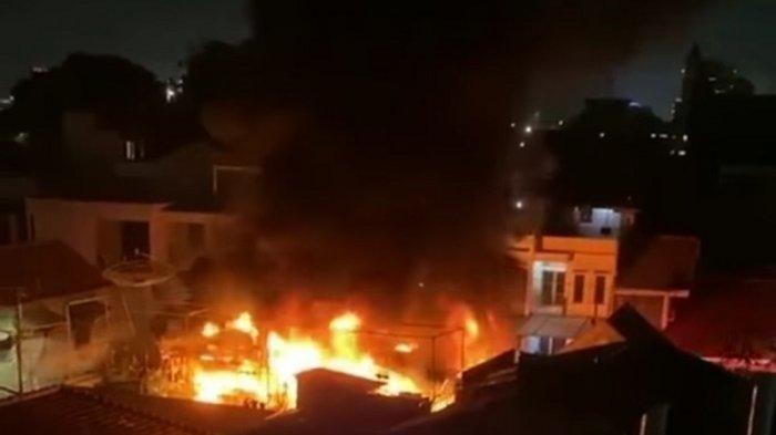 6 Mobil Pemadam Kebakaran Dikerahkan Padamkan Api di Asrama Mako Brimob