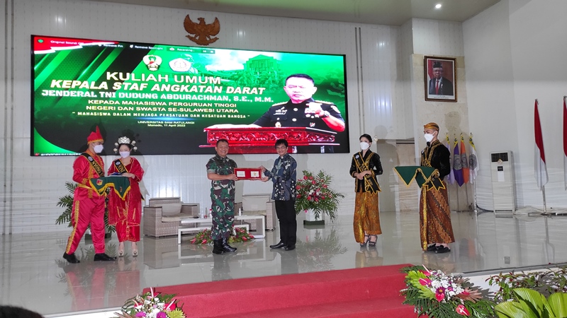 ksad-jenderal-tni-dudung-abdurachman-bertukar-cinderamata.jpg