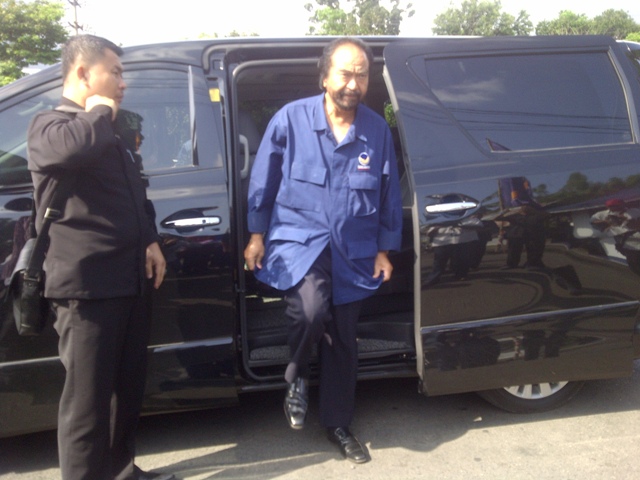 Tiba di Bitung, Surya Paloh Disambut Tarian Cakalele