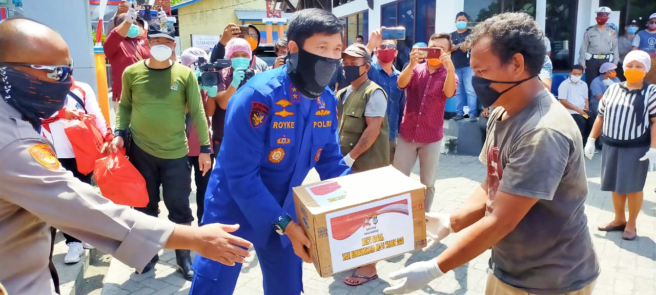 Kunjungi Talaud, Kapolda dan Danlantamal VIII Berbagi Bersama Warga Pesisir Terdampak Virus Corona