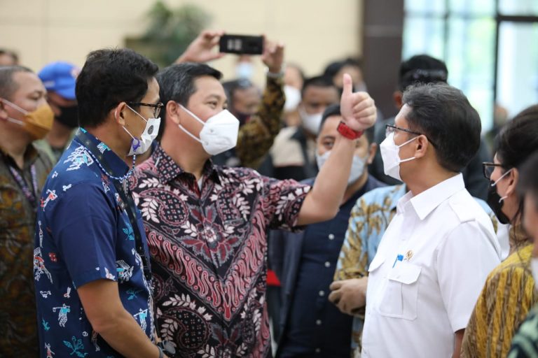 Sandiaga Uno dan Budi Sadikin Kompak Kunker di Sulut, Tinjau Vaksinasi hingga Salat Bersama