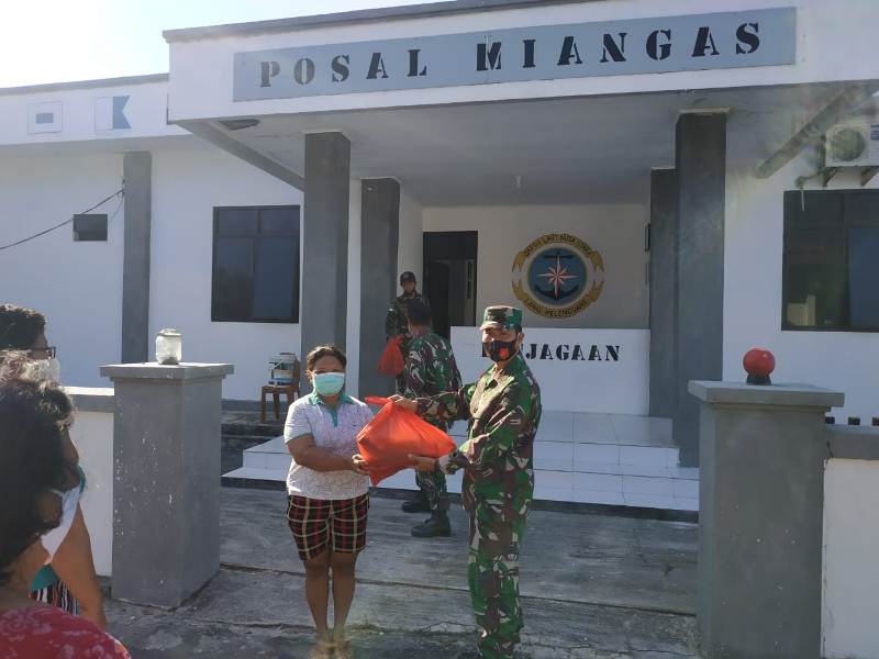 lanal-melonguane-bagikan-hasil-panen-ke-masyarakat-pulau-kecil-terdepan.jpg