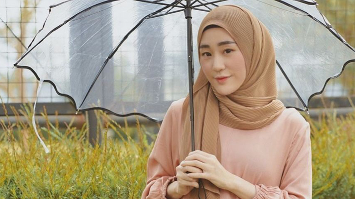 Larissa Chou Pamer Buket Bunga Mawar Merah Pemberian Seorang Pria, Dipeluk Erat Sambil Senyum