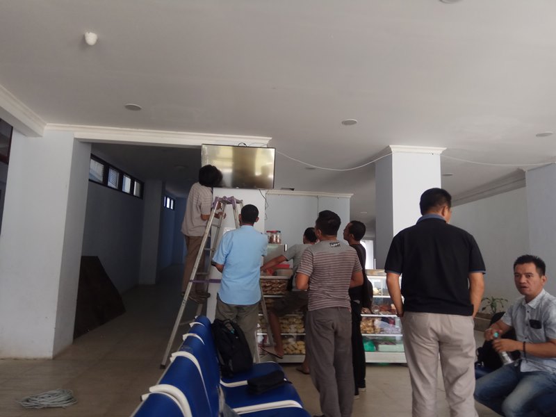 Petugas LKBN Antara Pasang Tiga Indoor Videotron di Kotamobagu
