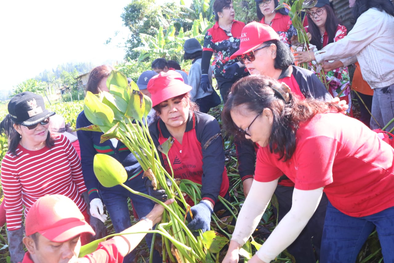 Lestarikan Danau Tondano, Ketua Tim Penggerak PKK Minahasa Ajak Masyarakat Bersihkan Eceng Gondok