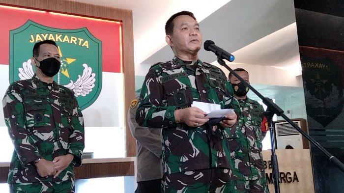 letjen-tni-dudung-abdurachman-saat-konferensi-pers.jpg