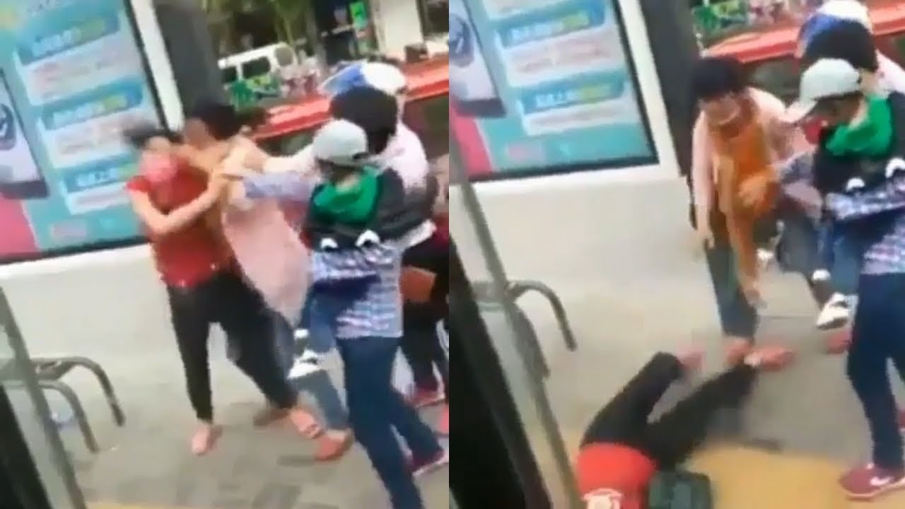 lihat-tingkah-dua-wanita-ini-bikin-melongo-orang-sekitar_20170919_162336.jpg