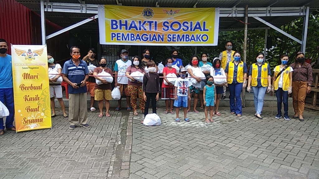 lions-club-manado-bunaken-berbagi-sembako-peduli-masyarakat-terdampak-covid.jpg